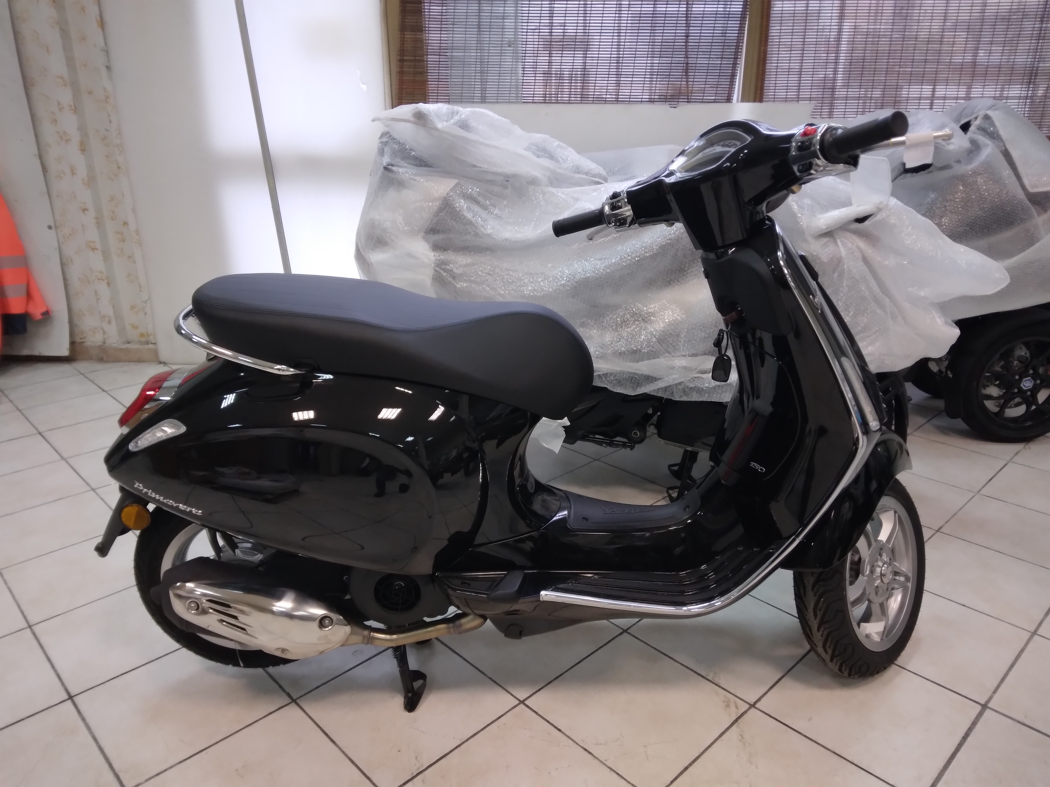 Vespa Primavera 125, nero convinto, 2025, km0