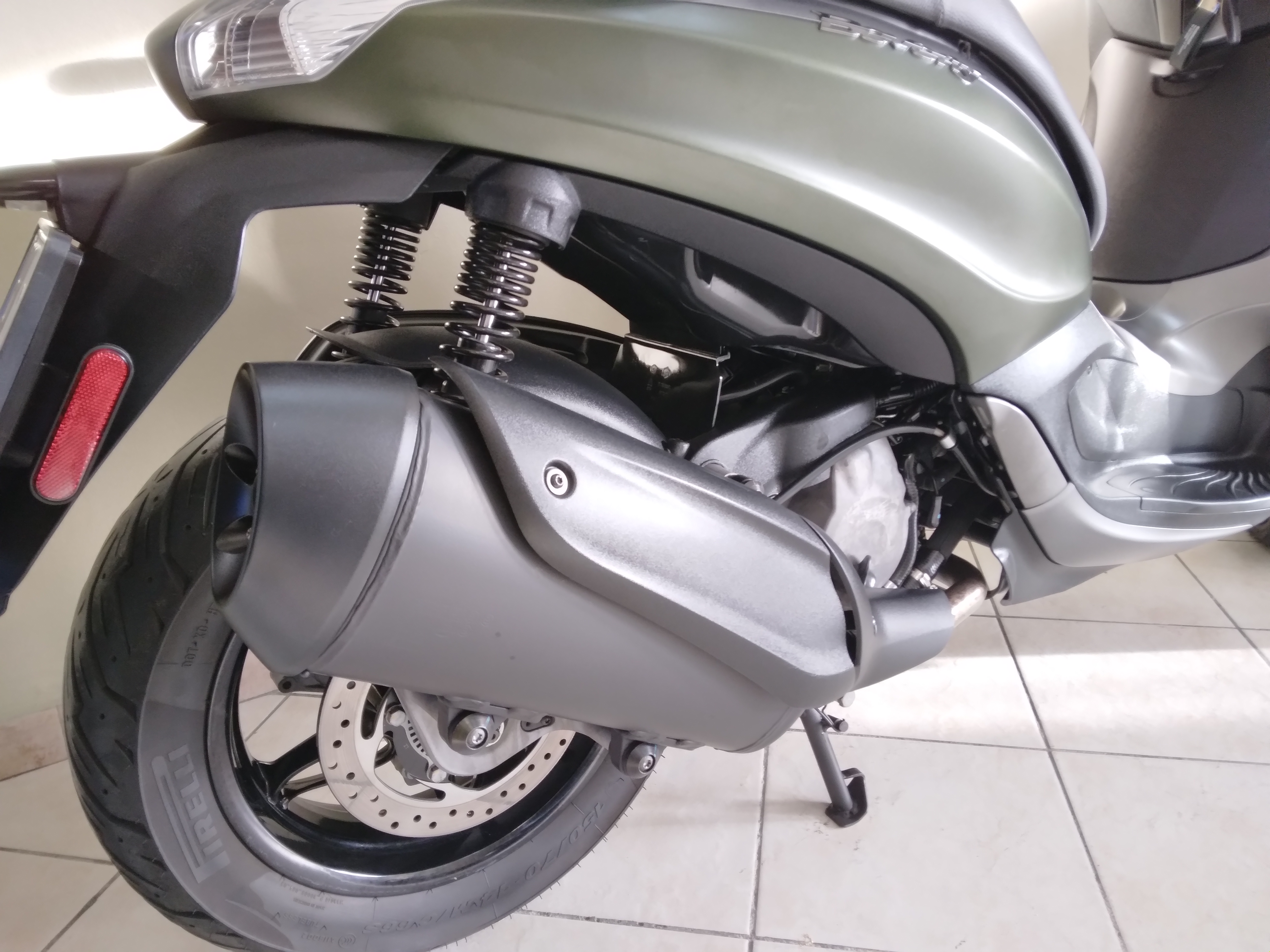 Piaggio Beverly 350 ABS, verde army, 2021
