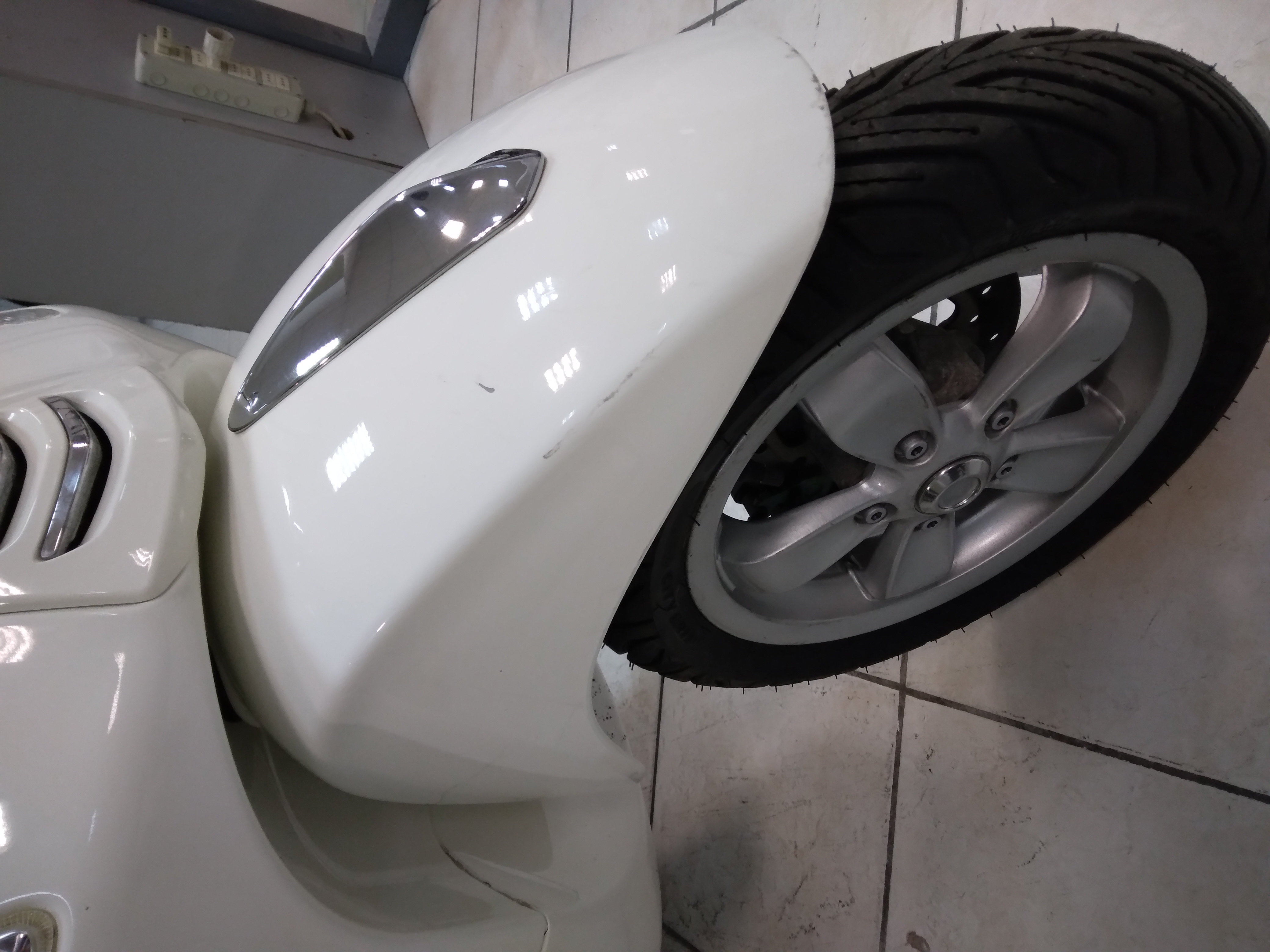 Vespa Primavera 150, 2015, bianca, 30572km