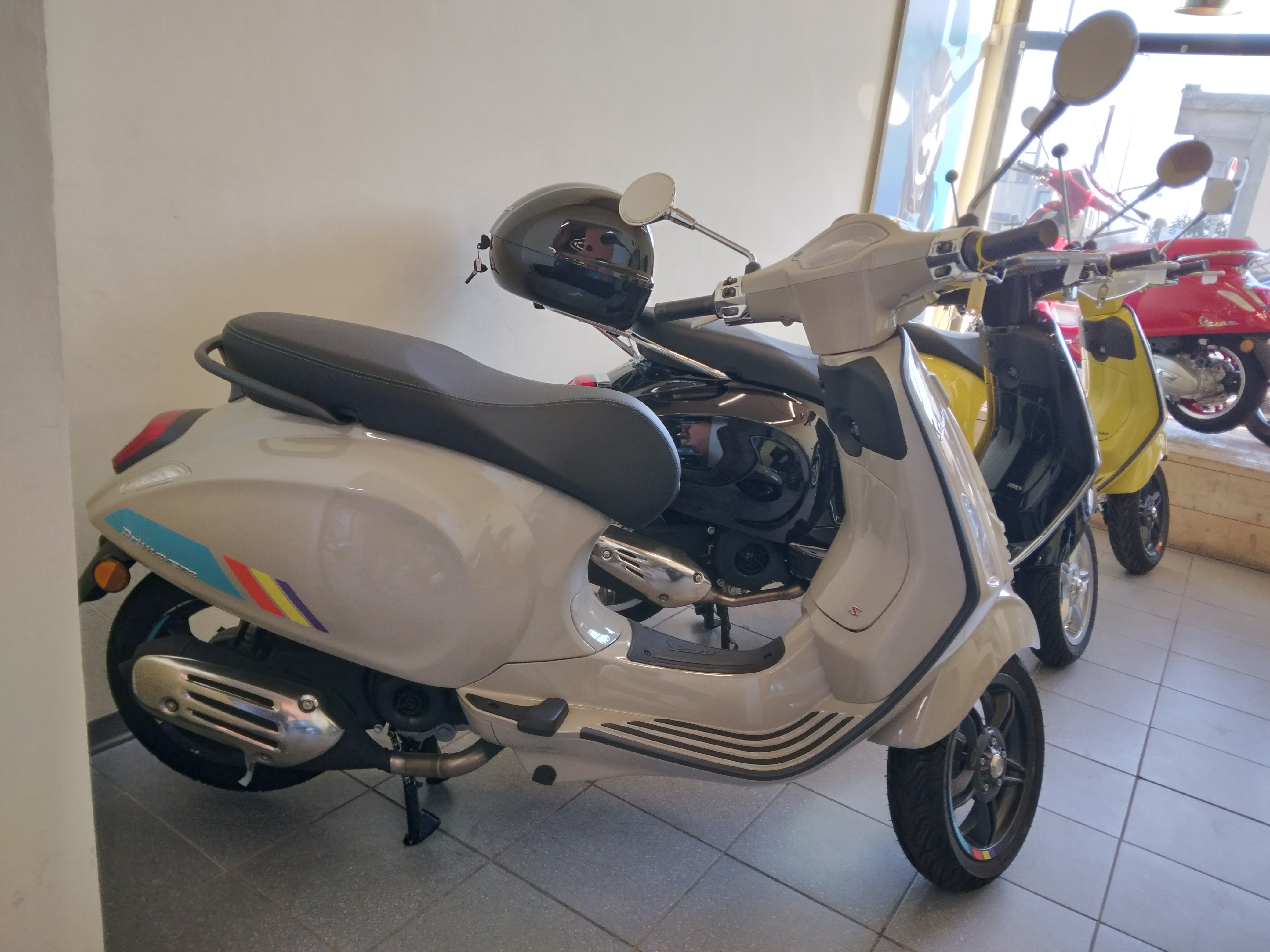 Vespa Primavera 50 S, km0 , beige