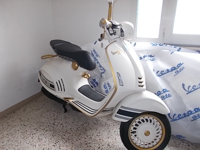 Vespa 946 Christian Dior km 0 2021