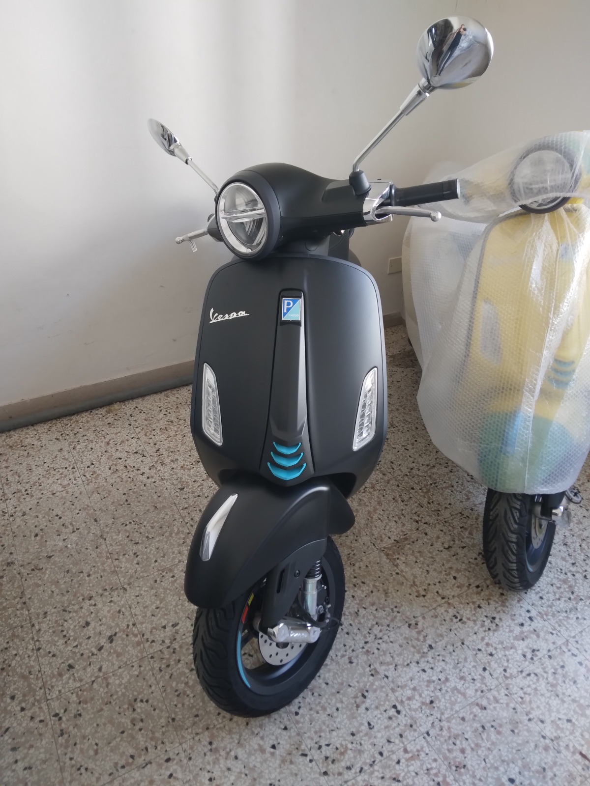 Vespa Primavera 125 S 2025, nero convinto, km0
