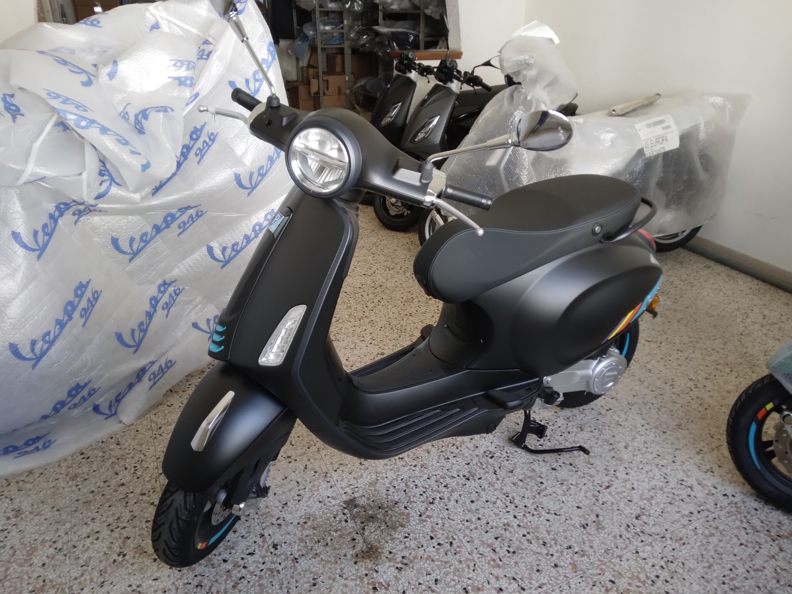 Vespa Primavera 125 S 2025, nero convinto, km0